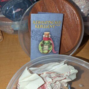 Miniverse Harry Potter Potions Flesh Eating Slug Repellent